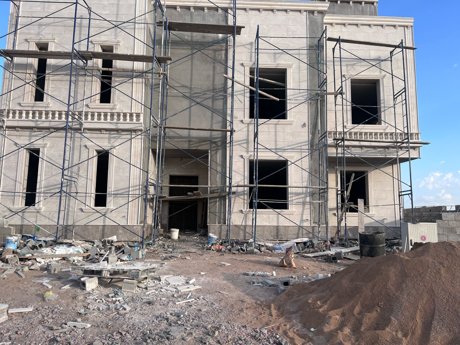 مشرف تشطيبات واجهات خارجية و لاندسكيب و ديكور داخلي في الرياض