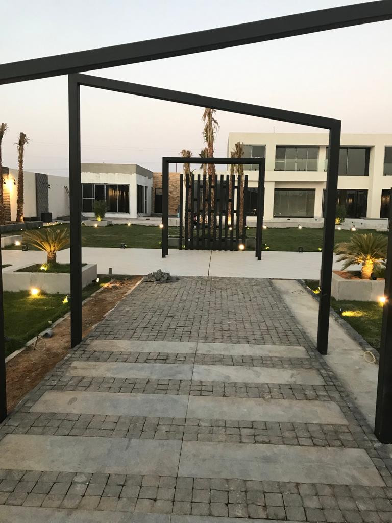 تصميم و تنفيذ لاندسكيب إستراحات و مزارع فخمة في الرياض