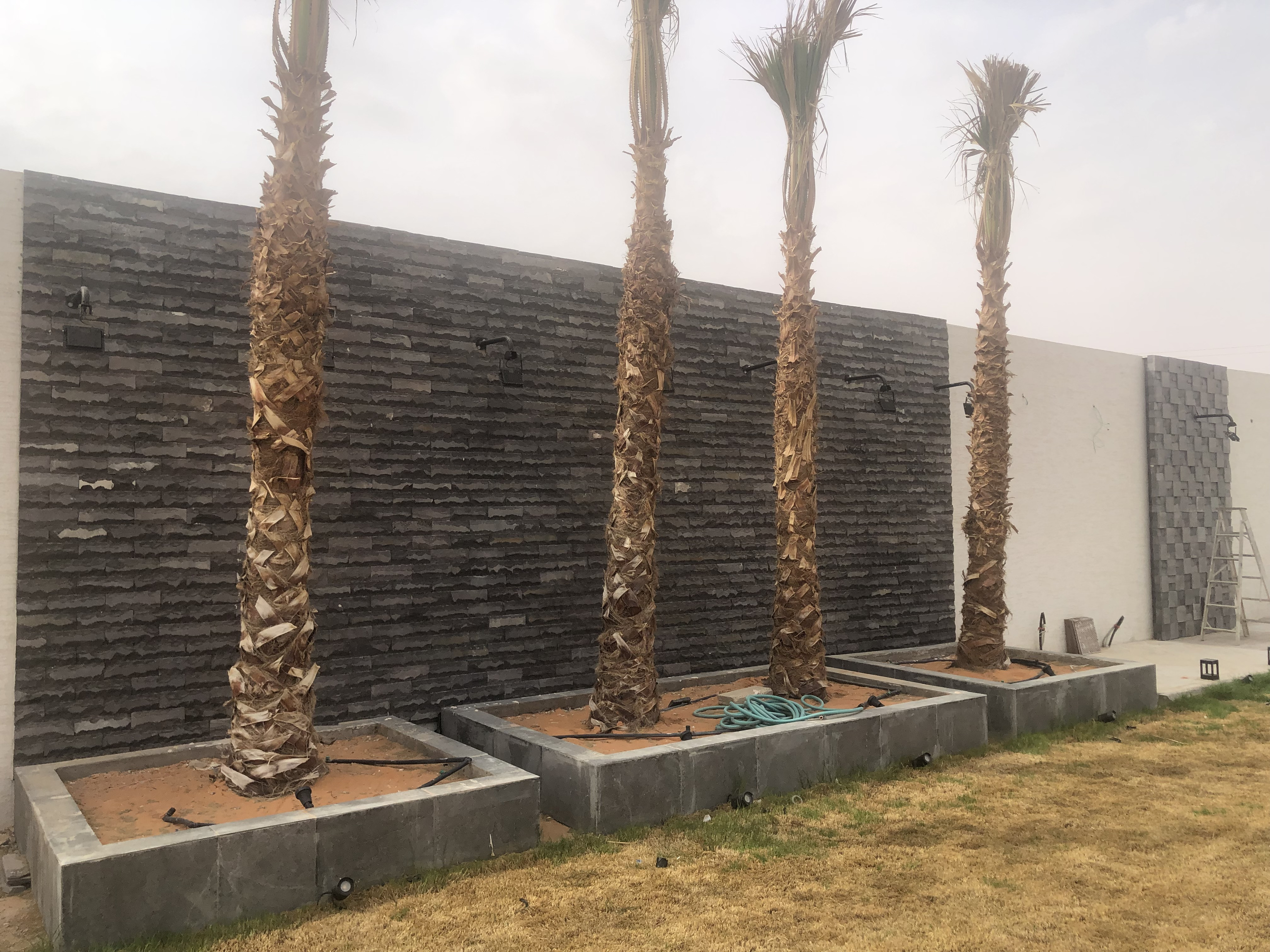 تصميم و تنفيذ و اشراف لاندسكيب  إستراحات و شاليهات و مزارع فخمة في الرياض