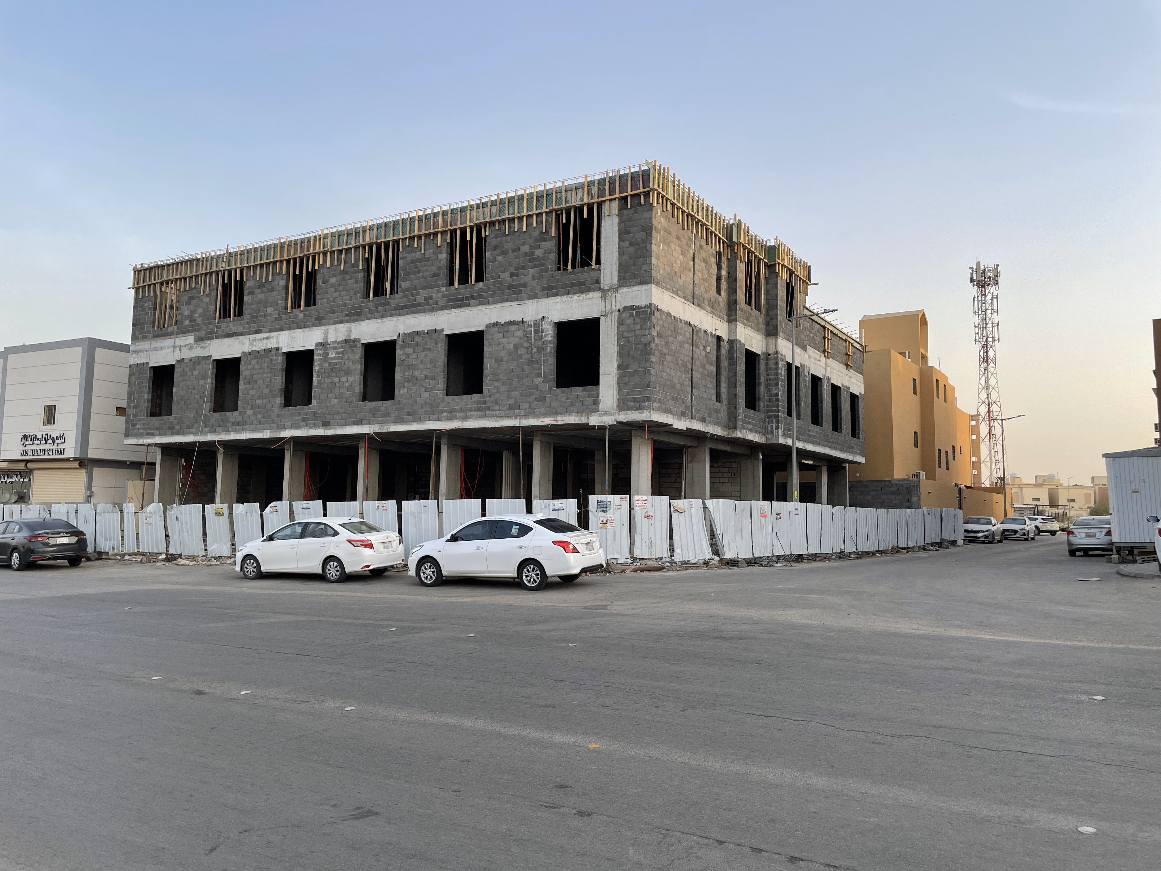 تصميم واجهة شقق مخدومة حجر وجه الجبل في الرياض