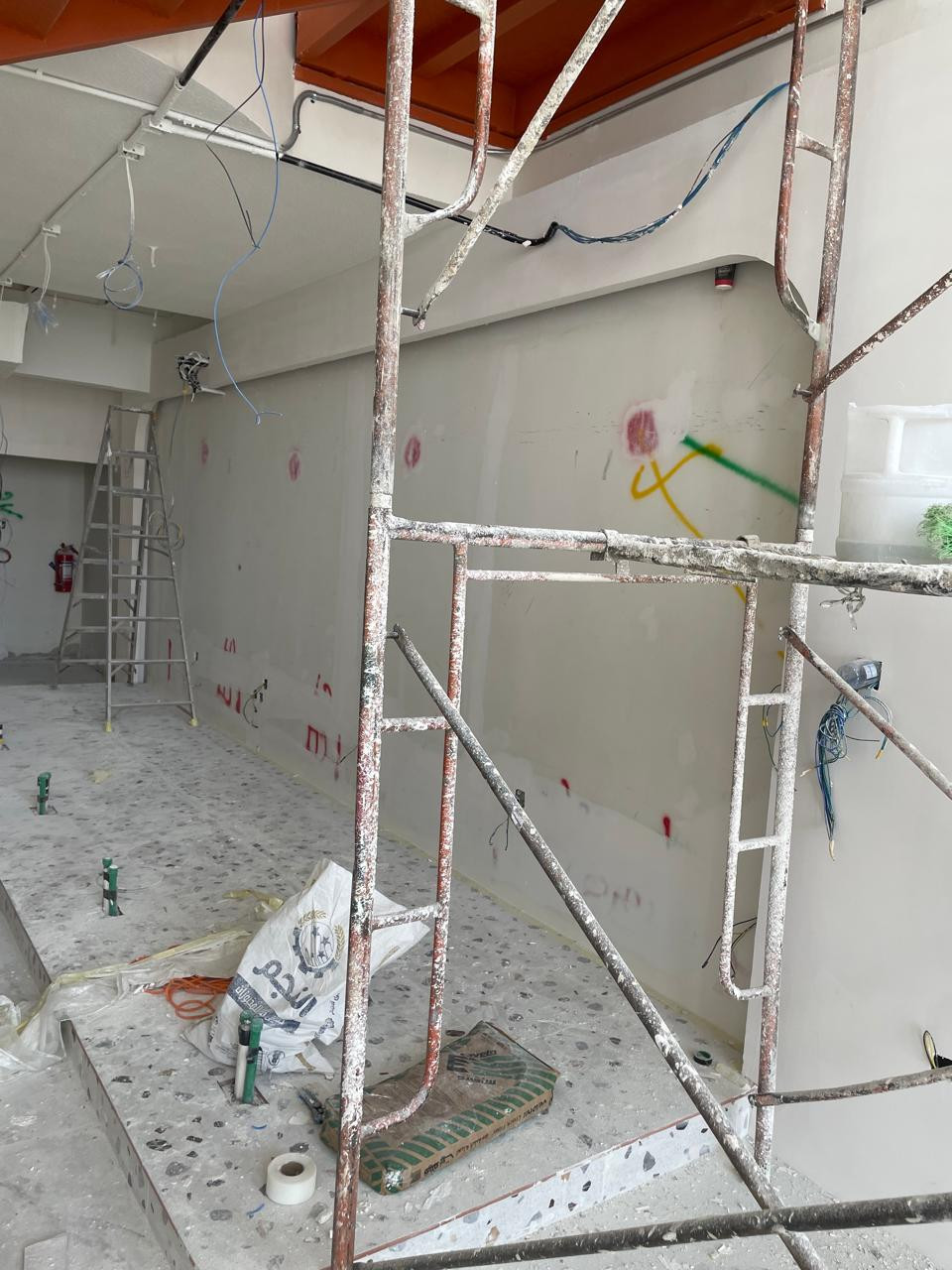 تصميم و تنفيذ صالون تجميل نسائي فاخر في الرياض