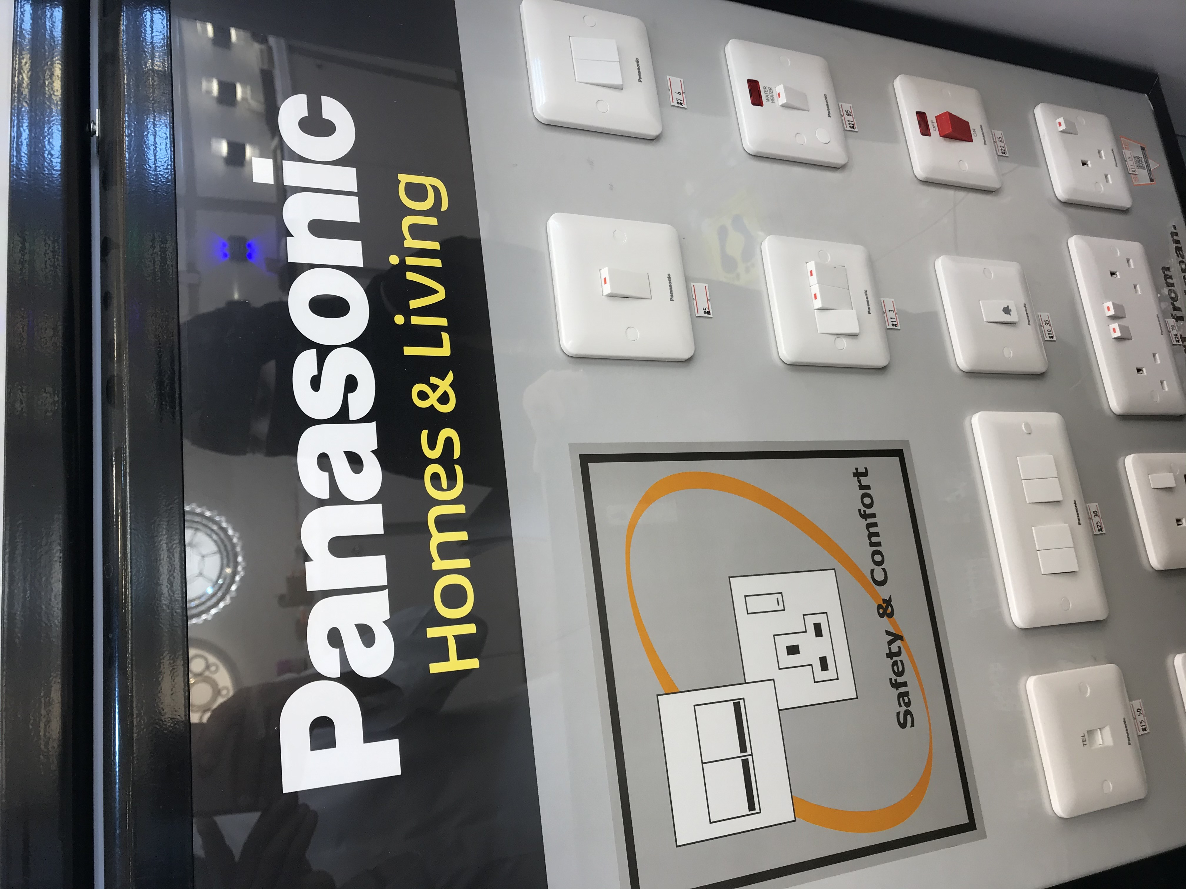 مشرف تشطيبات و تكسيات مواقع فلل و قصور و شقق و فنادق  محترف في الرياض