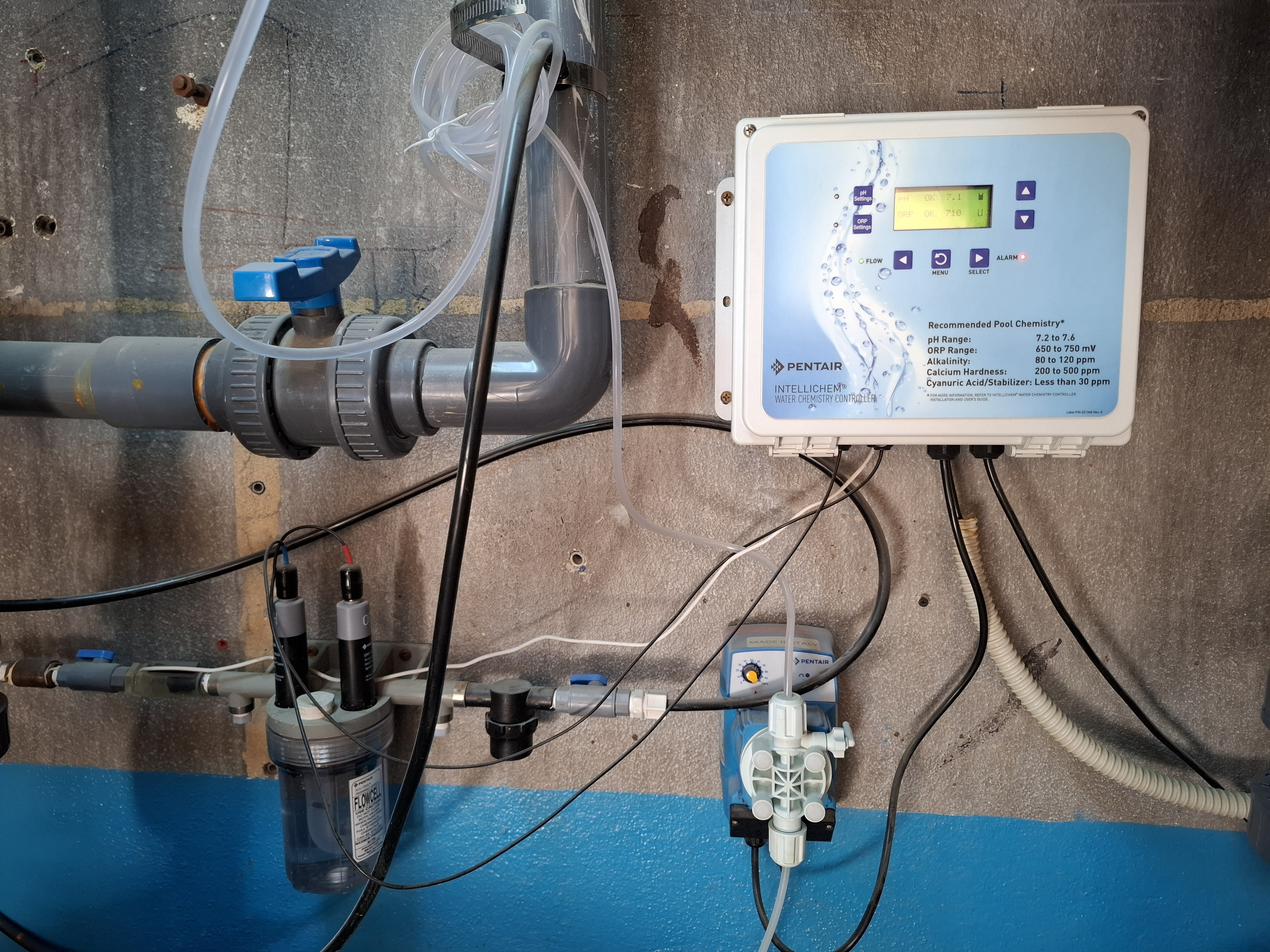 مسابح سكيمر فاخرة من كروزا للمسابح بالرياض: تصميم يجمع بين الفخامة والتقنية الحديثة