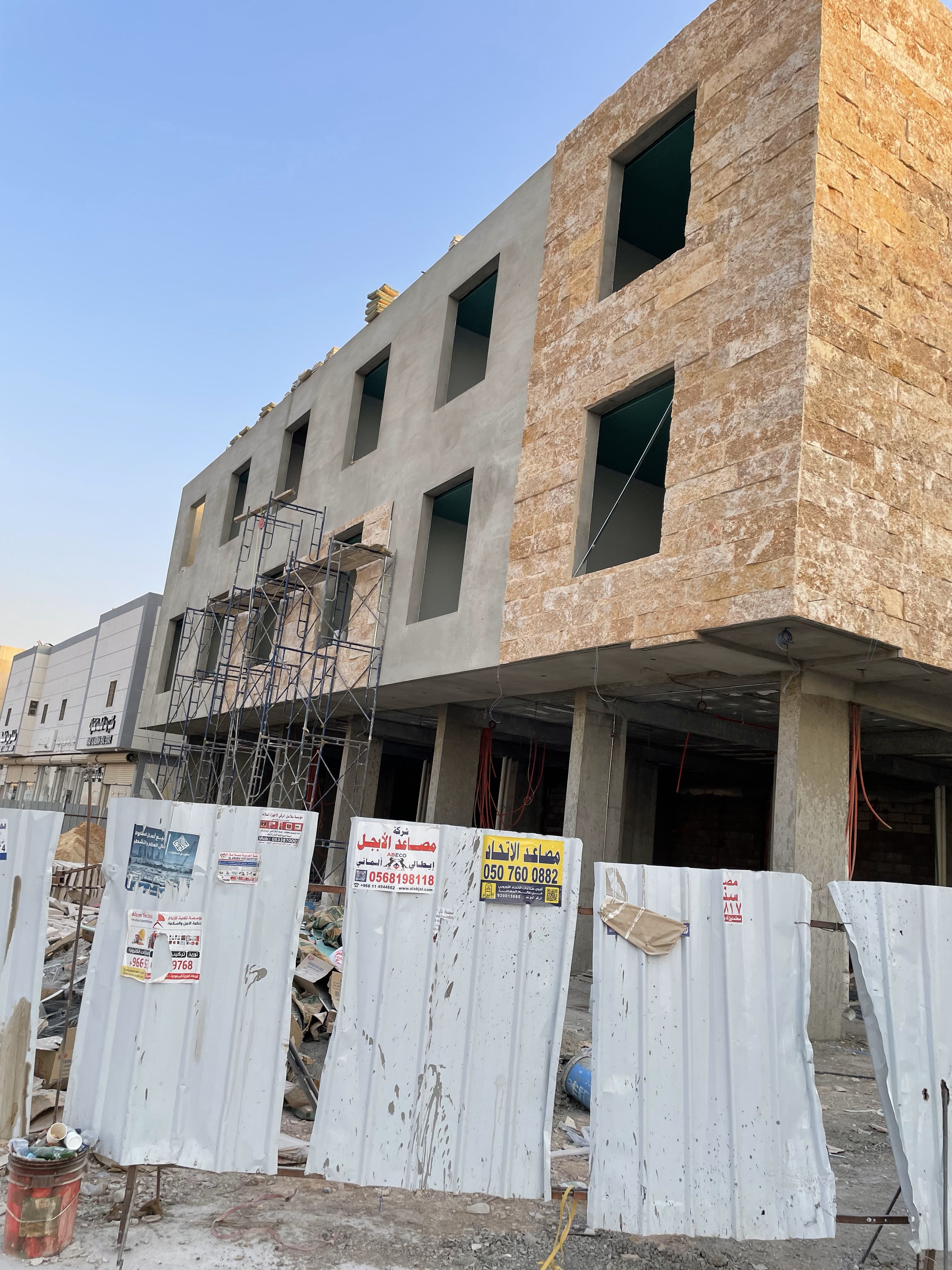 واجهة شقق مخدومة حجر وجه الجبل حسب كود وادي حنيفة في الرياض