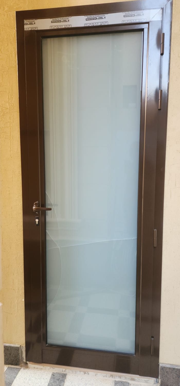 فني المنيوم تفصيل وصيانه جميع اعمال الالمنيوم