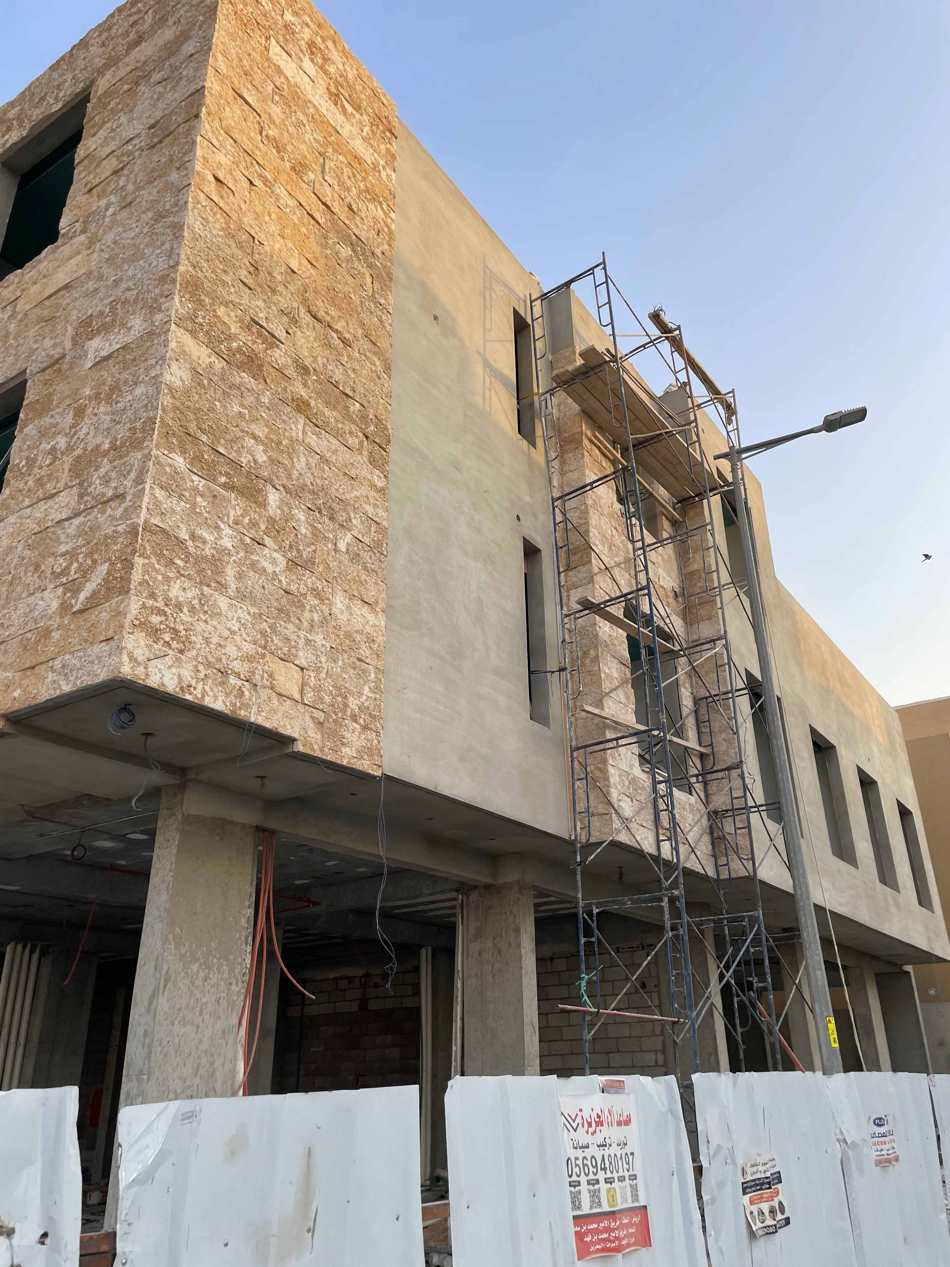 تشطيب واجهات حجر وجه الجبل و حجر الرياض و رخام ترفنتينو شامل تصميم و إشراف مجلني بالرياض0531226345