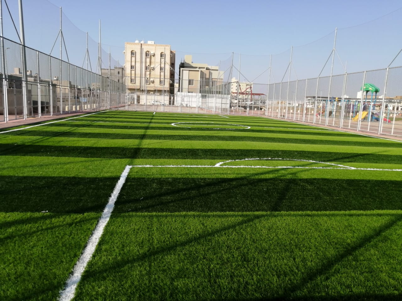 توريد مواد وتركيب ملاعب عشب صناعي وارضيات مطاطيه وملاعب اكريليك بأفضل الأسعار