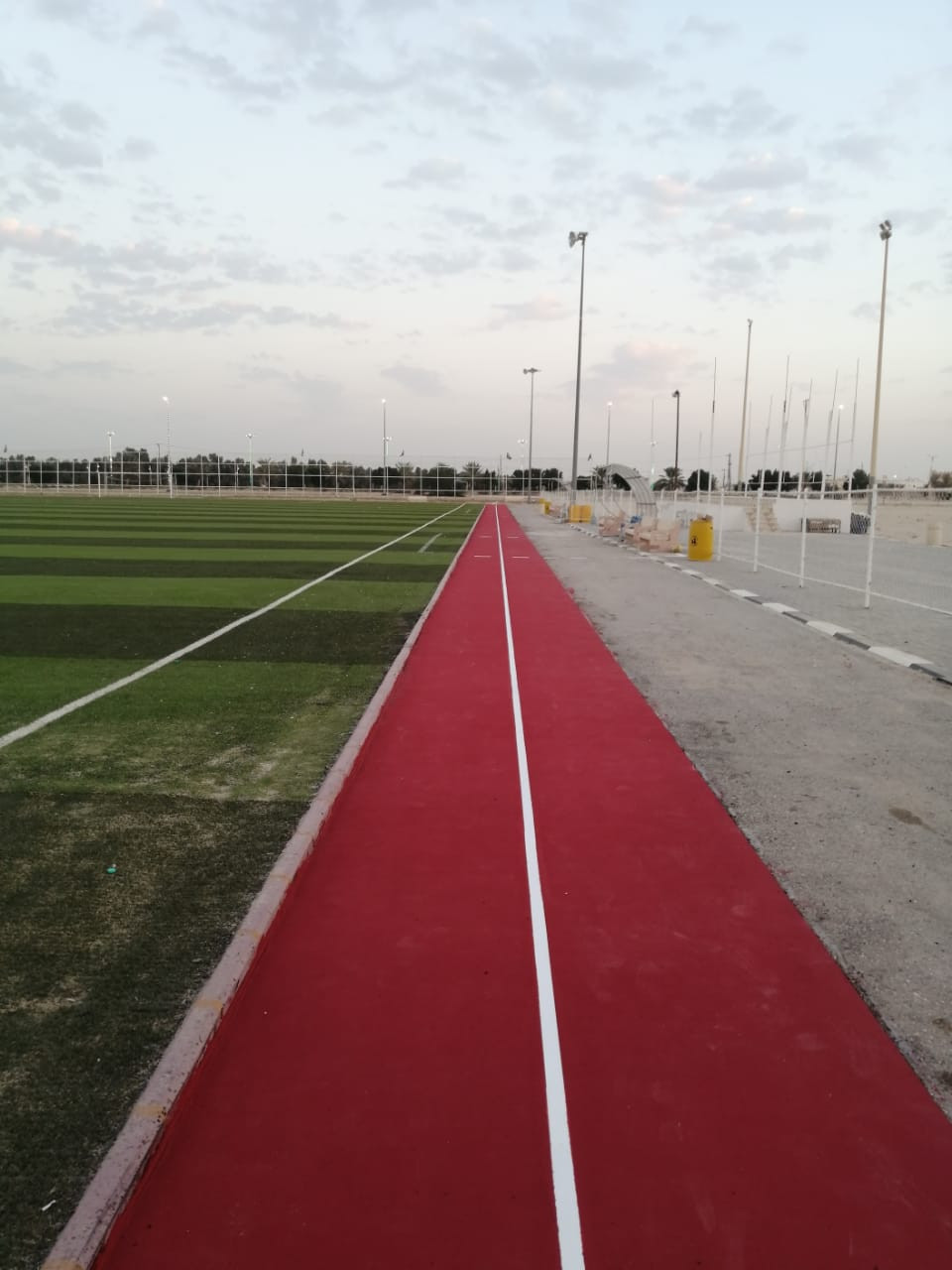 توريد مواد وتركيب ملاعب عشب صناعي وارضيات مطاطيه وملاعب اكريليك بأفضل الأسعار